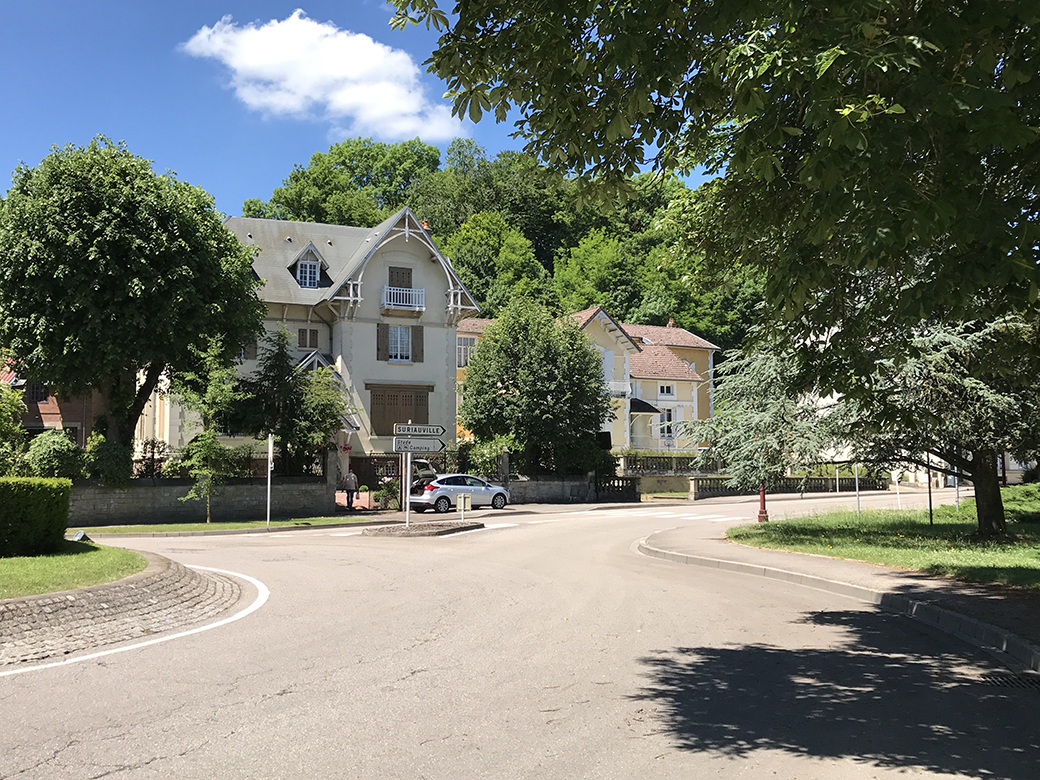 Villa in Contrexéville at the traffic circle with Ave du Roi Stanislas, Rue Grande Duchesse Wladimir and Rue du Galerie Hirschauer
